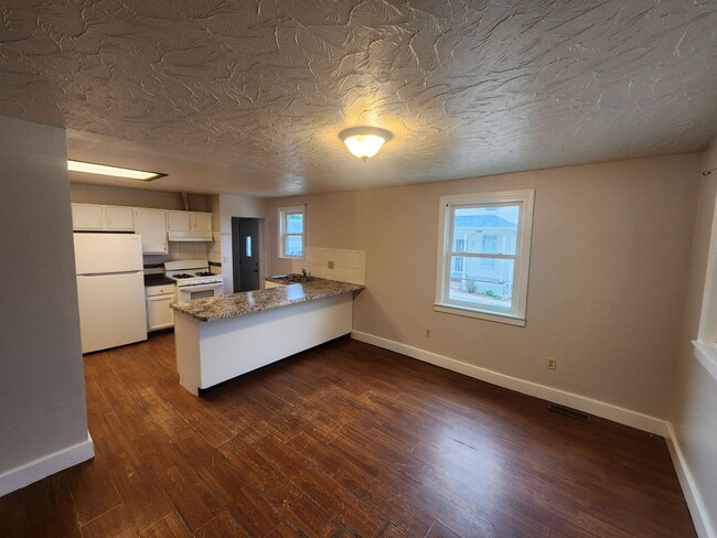 Building Photo - 3 bedroom Moline house with 2 car garage!