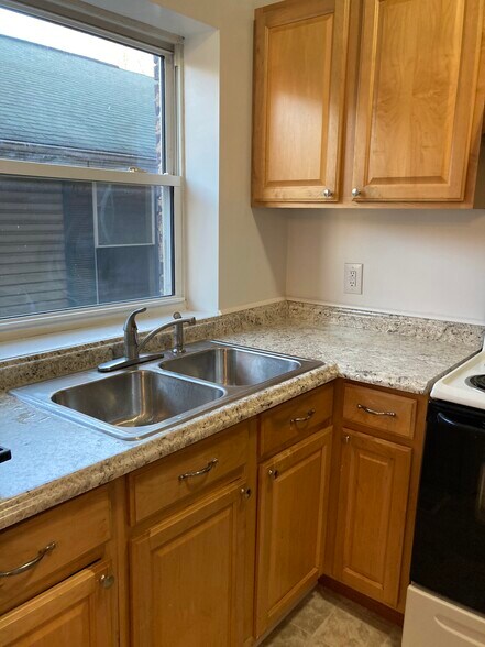 Kitchen - 1824 Elsmere Ave