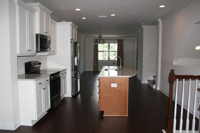 Building Photo - Beautiful Townhome on Peaceful Conservatio...