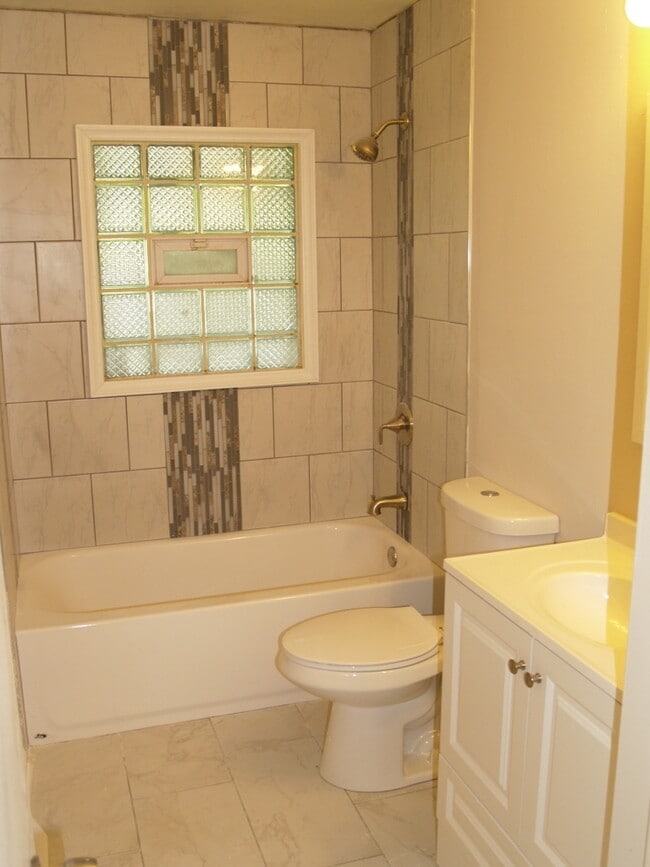 Building Photo - 450 E Mulberry Ct