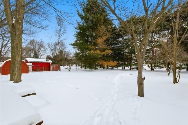 Building Photo - 6891 Somerset Dr