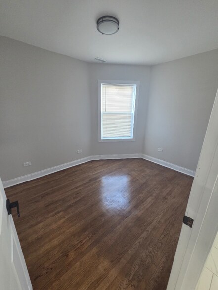 Building Photo - 1048 W Marquette Rd