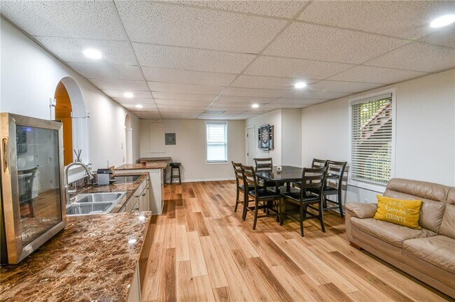 Building Photo - 1865 Oak Tree Hollow