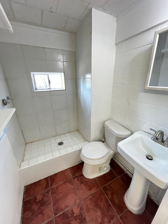 Building Photo - Perfect Rental for Families — Great Location!