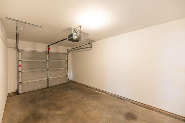 Building Photo - 121 Goldfinch Ave