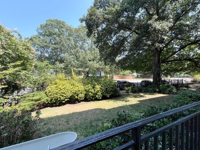 Building Photo - Spacious 2BD, 2BA Condo in a Prime Locatio...