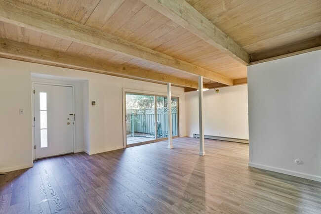 Building Photo - 2 Bedroom 1 Bath Two Story Townhome