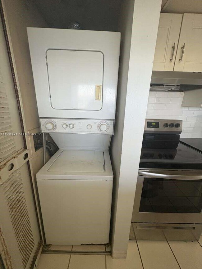 Building Photo - 7601 E Treasure Dr