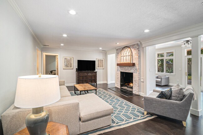 Building Photo - 743 Bison Dr