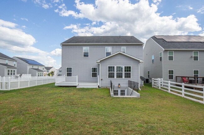 Building Photo - 5 Bed, 4.5 Bath Single Family Home in Step...