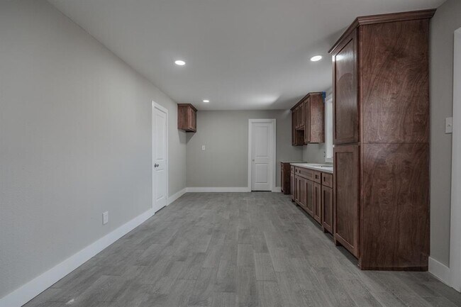 Building Photo - 2127 Strawberry Rd