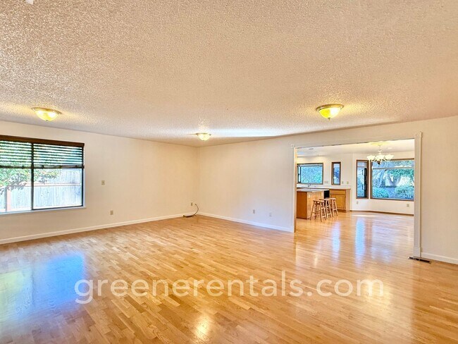 Building Photo - Cozy Meets Convenient in This Lacey Charme...