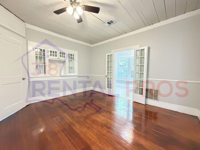 Building Photo - Recently Updated 3 Bedroom House