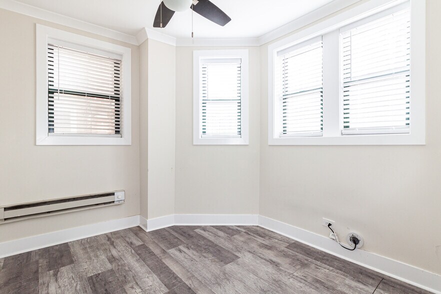 Building Photo - 3838 N Greenview Ave