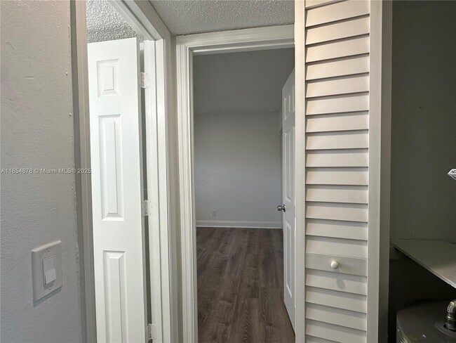 Building Photo - 5661 SW 36th Ct