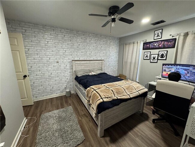 Building Photo - 525 Lake Medlock Dr