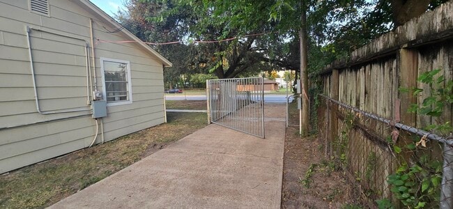 Building Photo - 9407 Antoine Dr