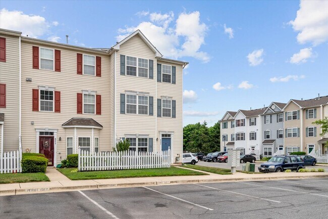 Building Photo - Beautiful End-Unit Townhome for Rent