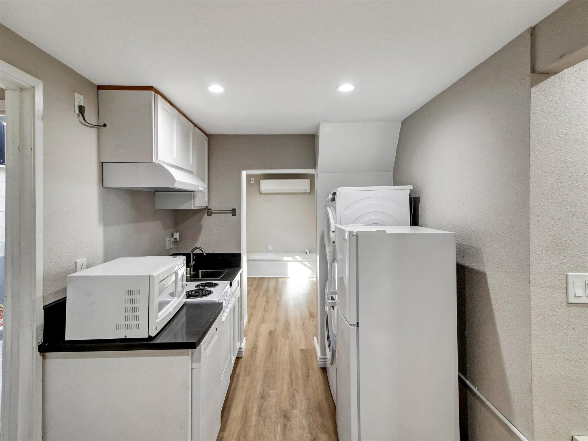 Building Photo - 985 1/2 Dexter St