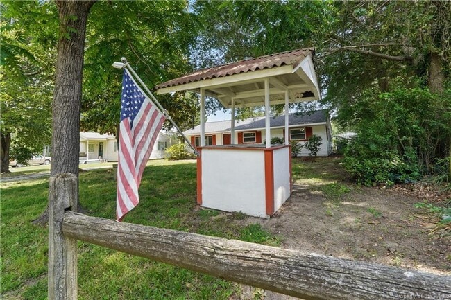 Building Photo - 3127 N Riverside Dr