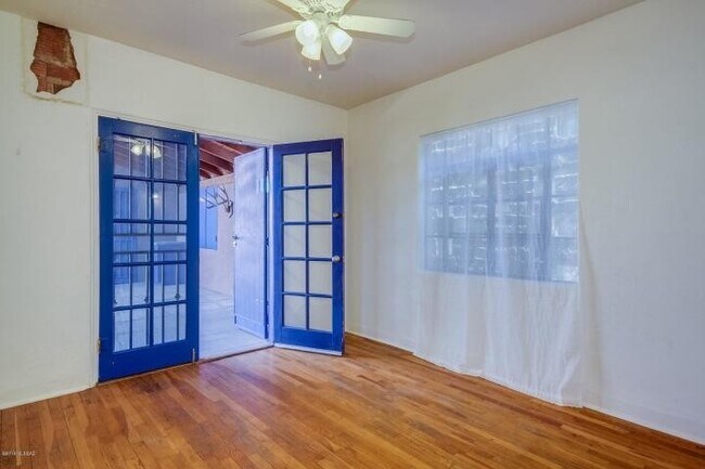 Building Photo - Pre-Lease August 2026 Adorable UofA Bungalow Updated Kitchen, A/C,  Covered Patio,  4 Blocks from...