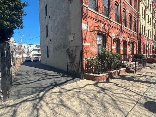 Building Photo - 496 Pavonia Ave