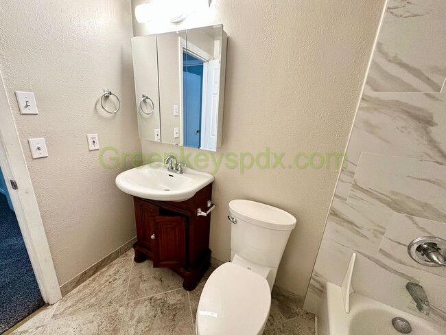 Building Photo - Beautiful Milwaukie 3 Bedroom