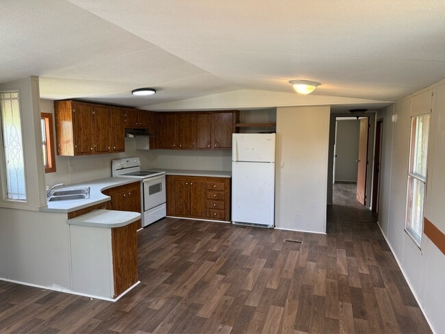 Building Photo - 6037 Friendship Rd