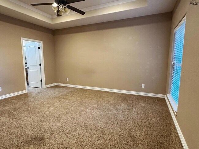 Building Photo - 6018 Oakmont Dr