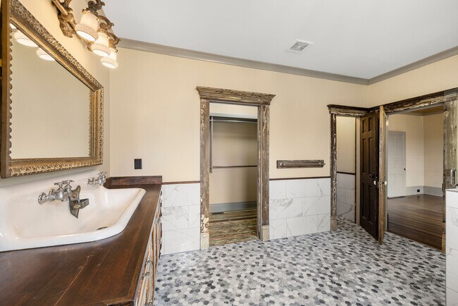 Building Photo - 479 W Park St