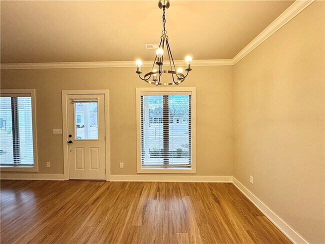 Building Photo - 812 NE Hts Ln