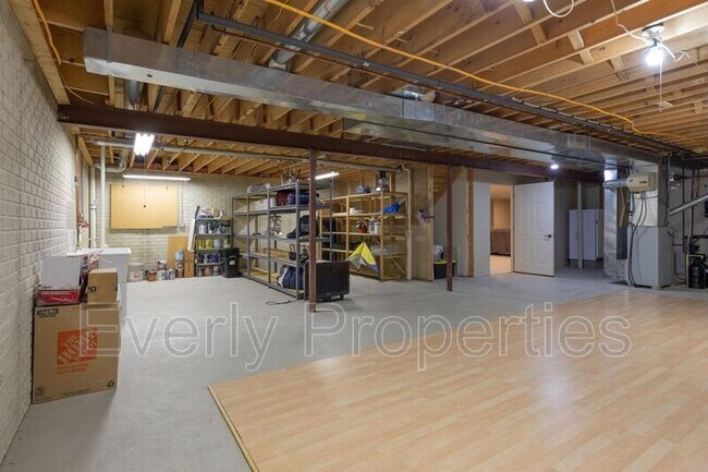 Building Photo - 1617 Legend Cir