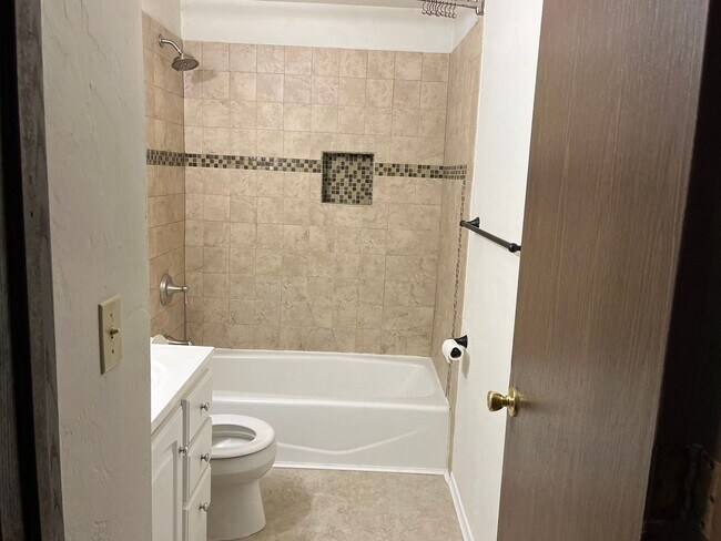 Building Photo - LOO Duplex