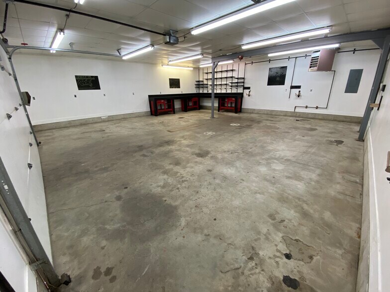 Garage #2 - 7012 W 138th Ln