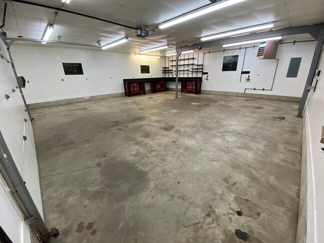 Garage #2 - 7012 W 138th Ln