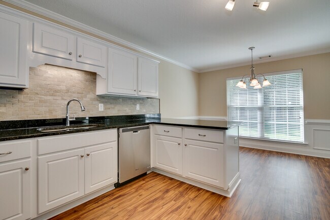 Building Photo - 2152 Sylvan Lake Dr