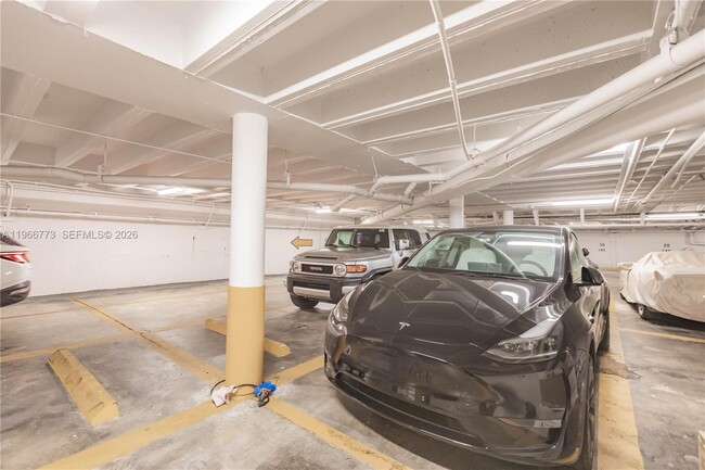 Building Photo - 5001 Collins Ave