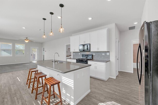 Building Photo - 101 Mountain Valley St