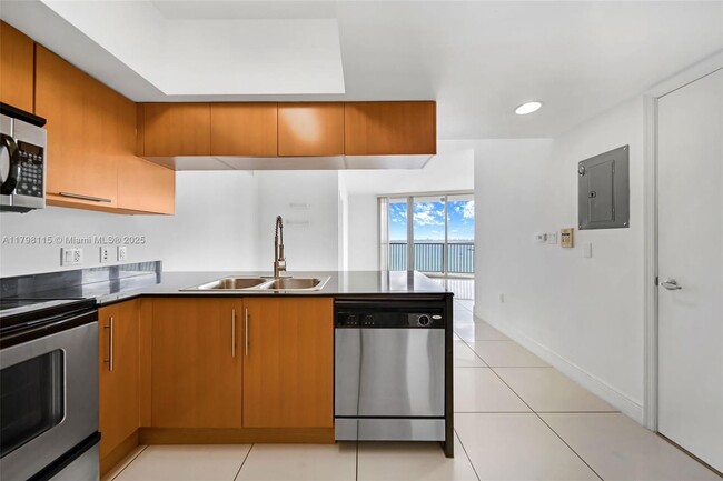 Building Photo - 1750 N Bayshore Dr