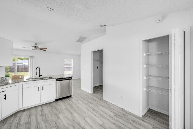 Building Photo - Charming 3-Bed, 2-Bath Home in Palm Bay