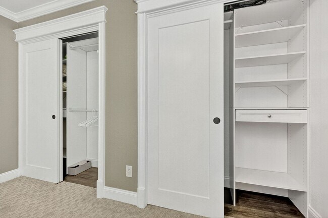 Building Photo - Two Bedroom Townhome W/ Garage!