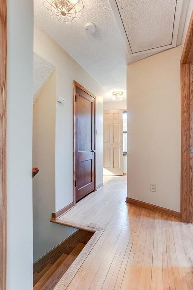 Building Photo - 6 bedroom 2 bathroom available 06/01/2026