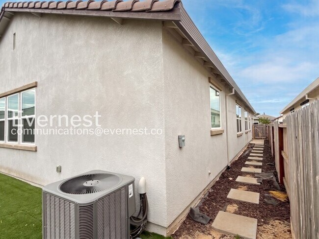 Building Photo - 4-Bed/3-Bath Home/Voucher Accepted/Available Now!