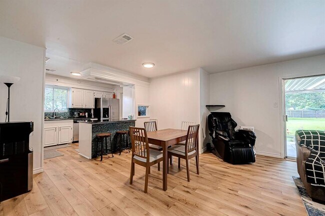 Building Photo - 9654 Meadowland Dr