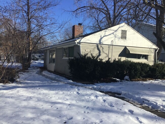 Building Photo - 2 bedroom single family home with detached garage