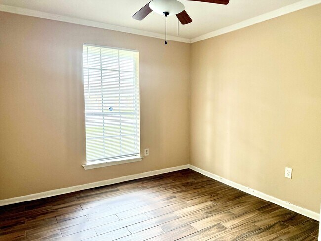 Building Photo - 2056 Vickers Dr