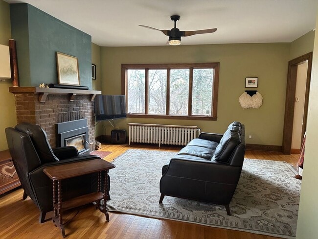 Building Photo - Wonderful 4BR 3BA w/ 2 Car Garage on 1.38 Acres in desirable Mendota Heights neighborhood!