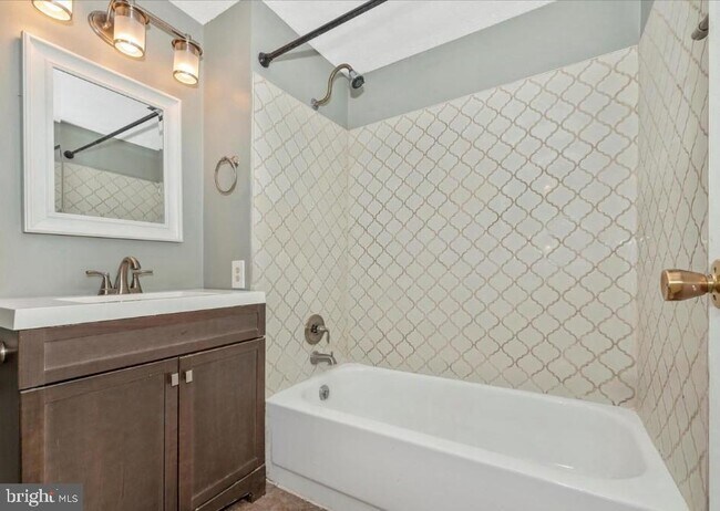 Building Photo - 381 W Thornhill Pl