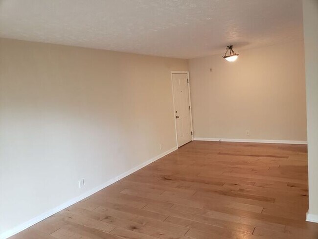 Building Photo - South Nashville Flat Overlooking Pool