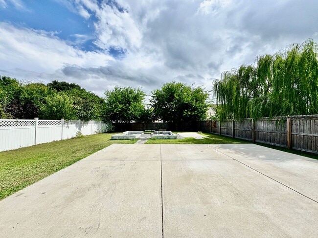 Building Photo - A Block From The Beaches! Ready 09-21-26! Oversized Parking Pad, Pet Friendly!